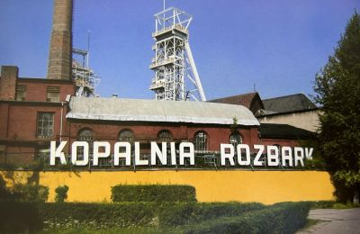 Napis ROZBARK nad murem oporowym dawnej kopalni zn