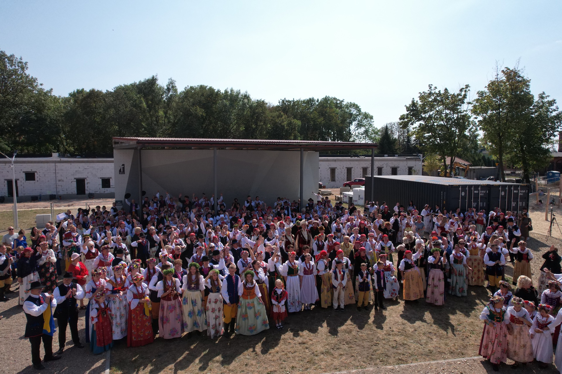 Zdjęcie osób ubranych w stroje regionalne