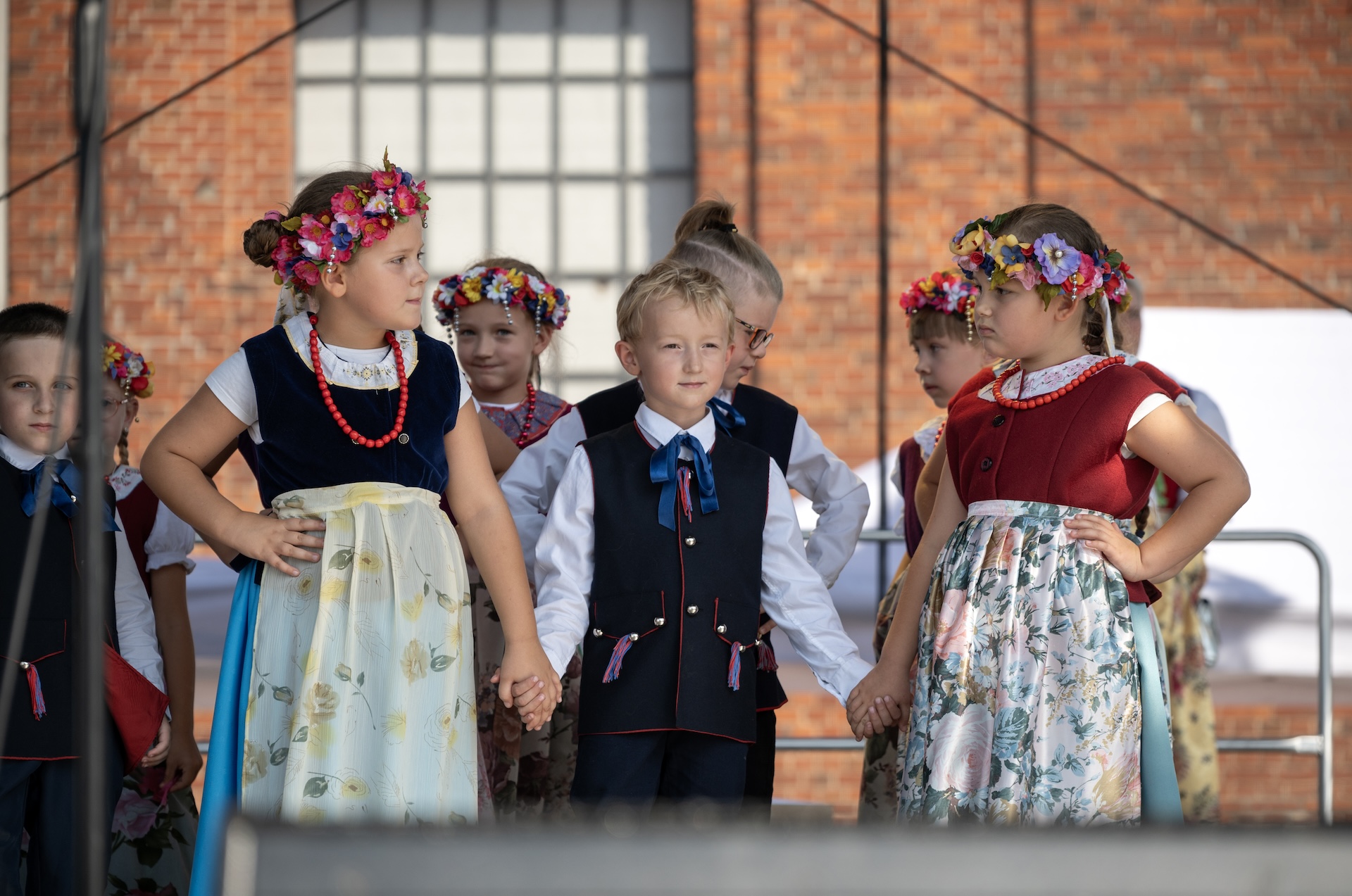 Zdjęcie dzieci w strojach regionalnych