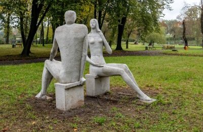 Trwa remont parkowej rzeźby Dwoje