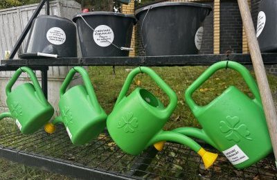 Znicze z drugiej ręki i zestawy do sprzątania na
