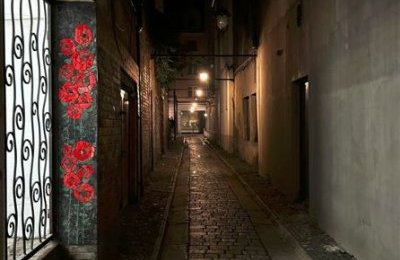 Różana mozaika zdobi ulicę Zaułek i przypomina