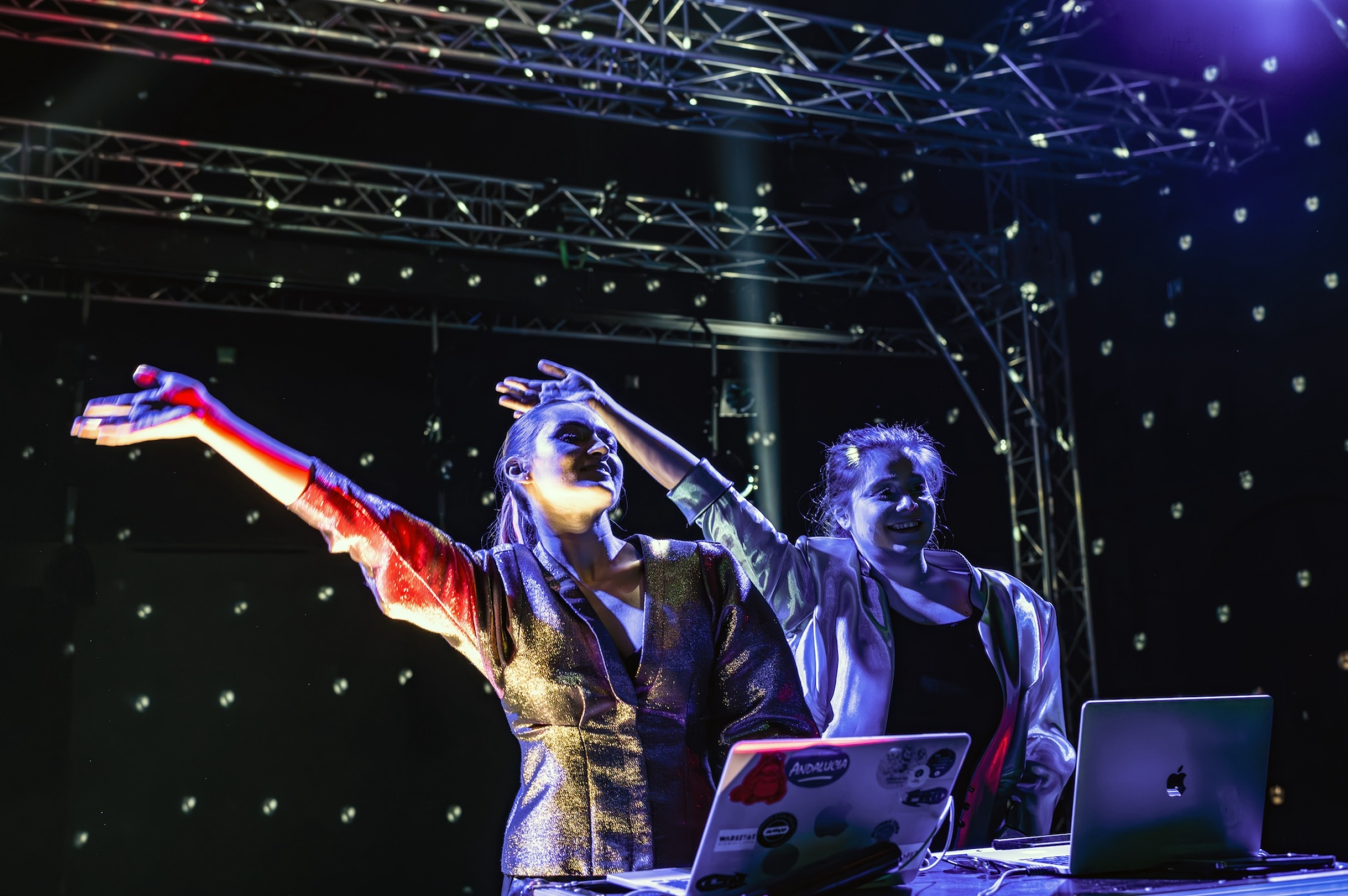 Sabina Letner i Aleksandra Kepińska w rolach DJ-ek