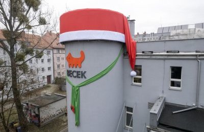 Największa w Polsce czapka Mikołaja zdobi budyne