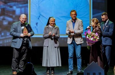 Tomasz Fiałkowski ze statuetką Anioła Wolontari