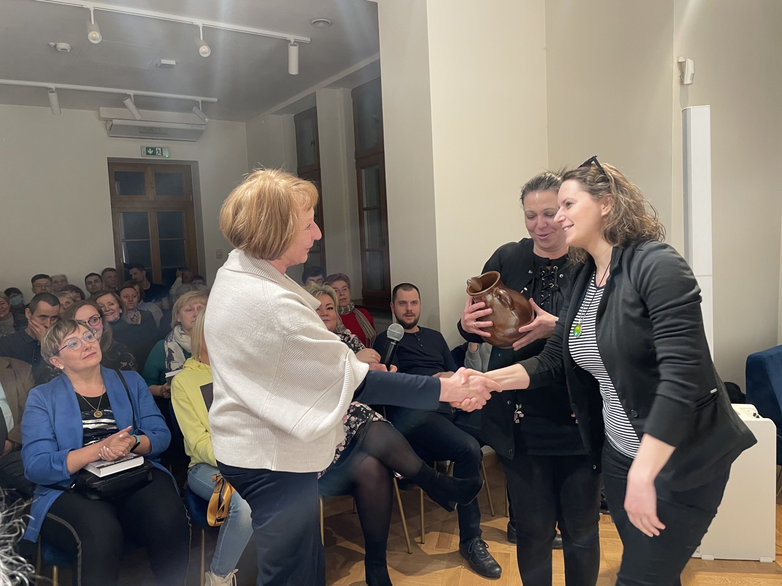 Dr Anna Seemann-Majorek podczas spotkania autorskiego w Pałacu w Miechowicach