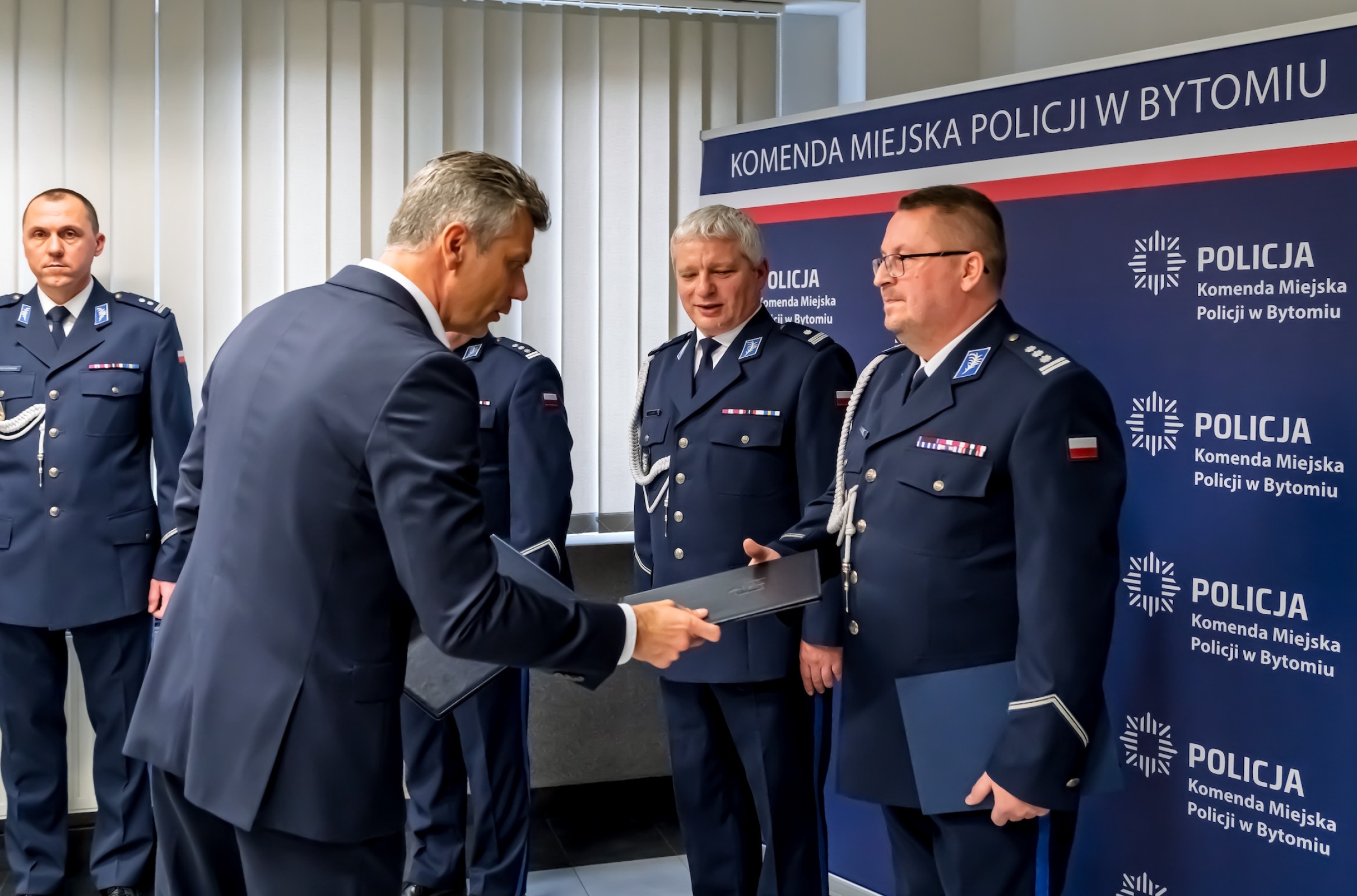 Prezydent mariusz Wołosz składa podziekowania komendantowi Andrzejowi Brzozowskiemu
