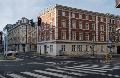 Kamienica „pod neonem” ma nowych lokatorów