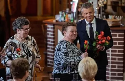 Prezydent z kwiatami u seniorek
