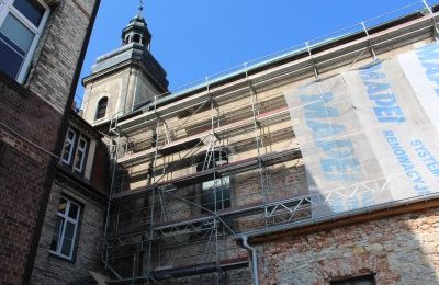 Co kryje się pod tynkiem na elewacji kościoła p