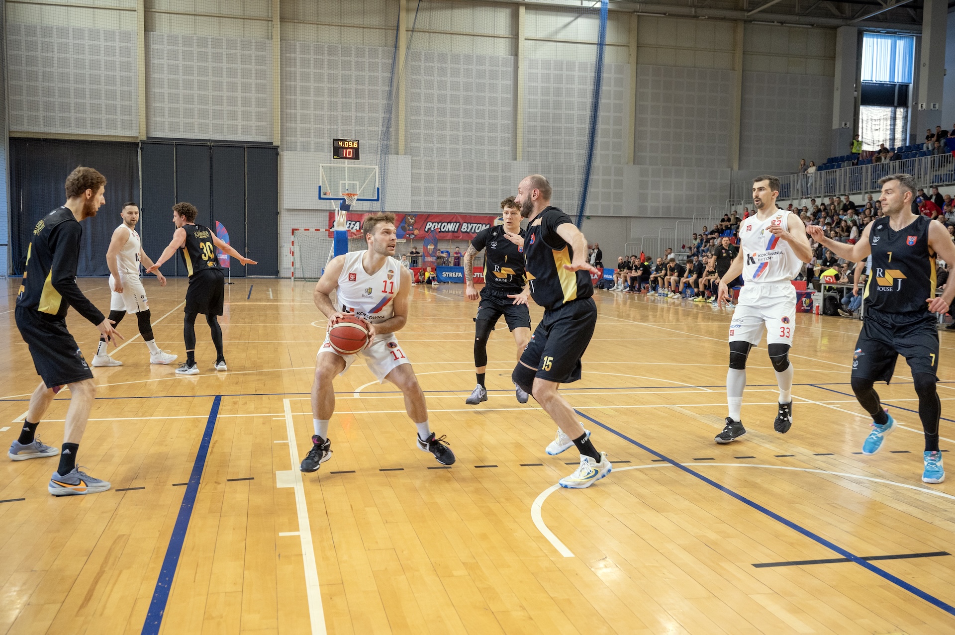 W drugim meczu ćwierćfinałowym play-off koszykarze Polonii pokonali na wyjeździe drużynę RJ House Legion Legionowo 104:65
