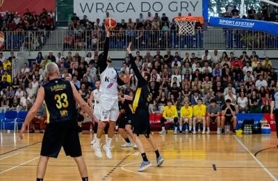 Wygrana piłkarzy Polonii, porażka koszykarzy