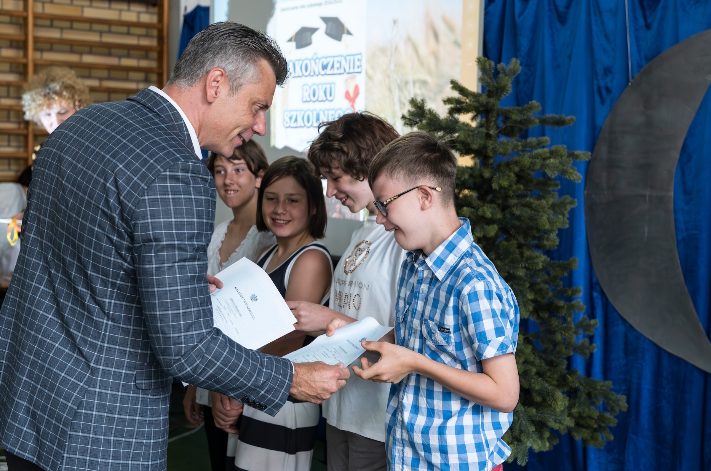 Prezydent Bytomia Mariusz Wołosz wręczający świadectwa uczniom 