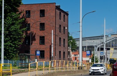 Nowa elewacja nieużytkowanego budynku zaplecza te