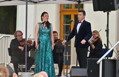 Muzyka w pałacowej scenerii