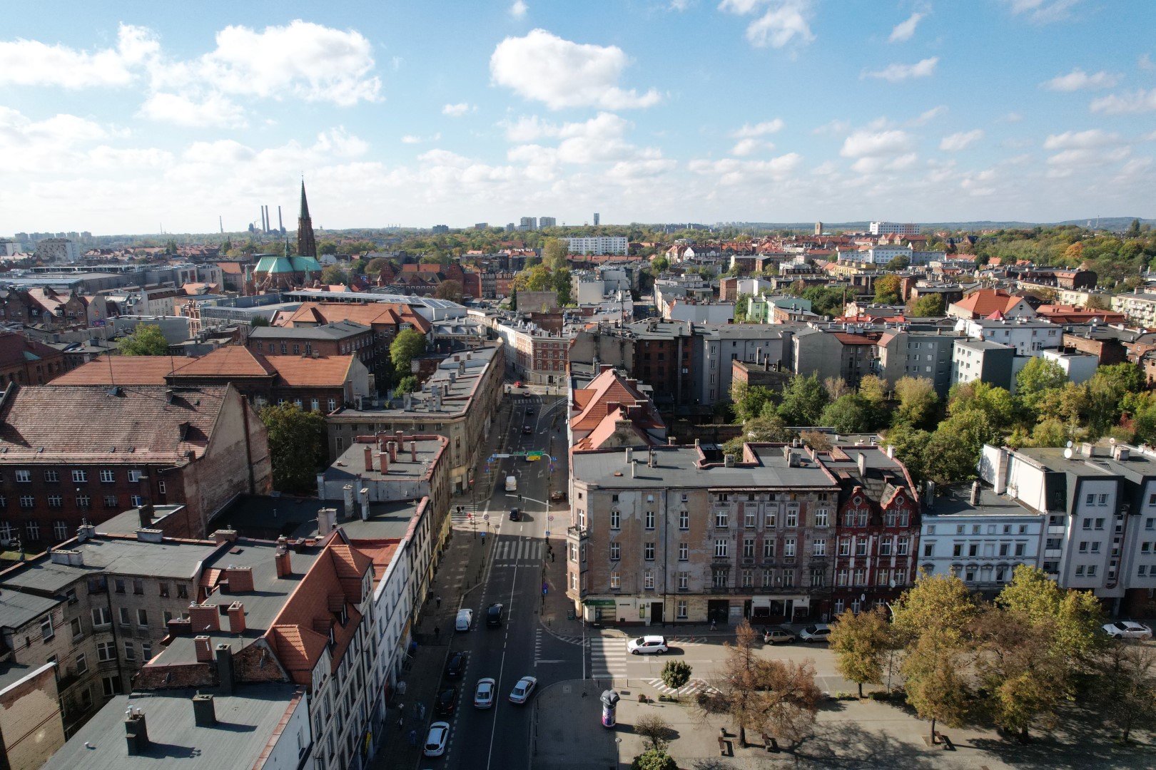 Przebudowa ulicy Piłsudskiego i części sąsiednich ulic wraz z budową zbiornika retencyjnego pod pl. Sobieskiego, to jedna z najważniejszych inwestycji drogowych, jaką miasta planowało od lat Przebudowa ulicy Piłsudskiego i części sąsiednich ulic wraz z budową zbiornika retencyjnego pod pl. Sobieskiego, to jedna z najważniejszych inwestycji drogowych, jaką miasta planowało od lat