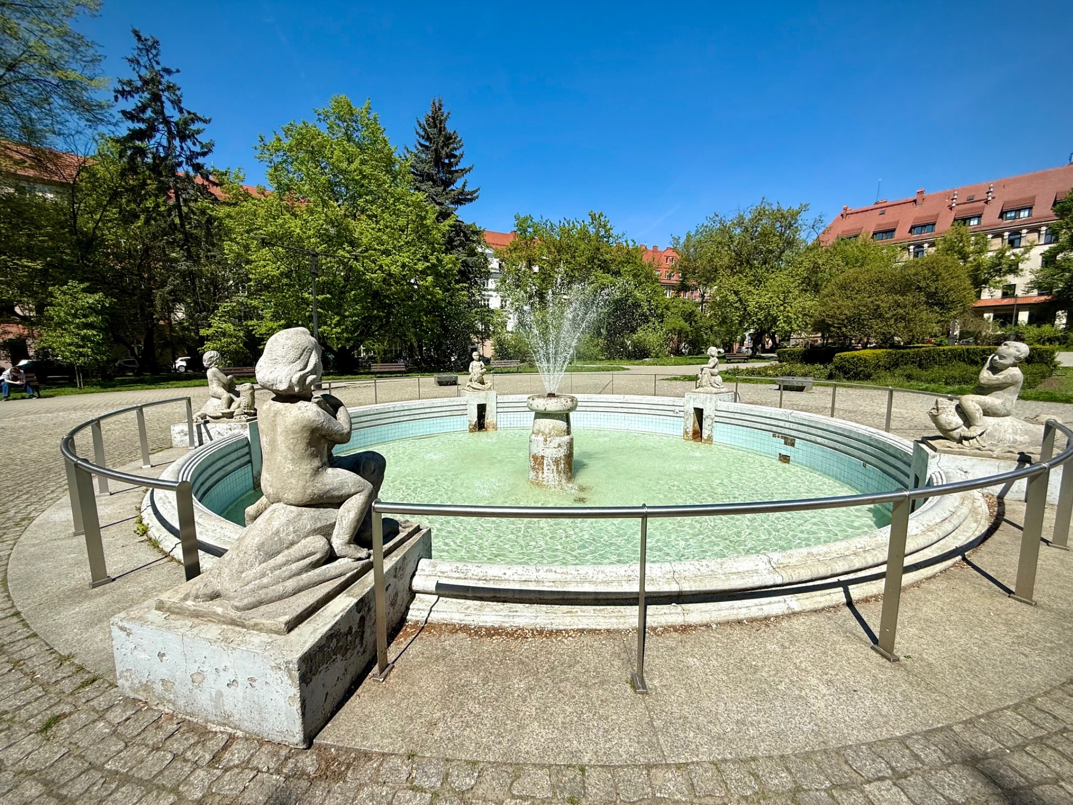 Renowacja rzeźb potrwa do połowy października Fontanna na placu Akademickim