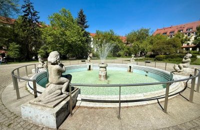 Zabytkowa fontanna przy pl. Akademickim do renowac