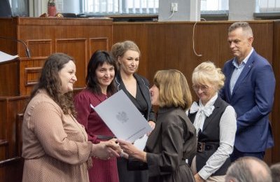 Nauczycielki i nauczyciele odebrali najwyższe sto
