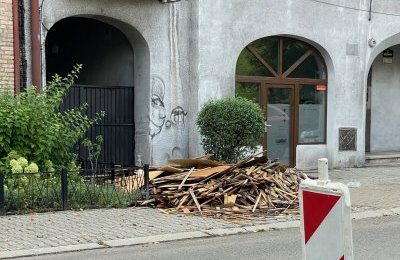 Chciał palić starymi meblami. Zapłacił mandat