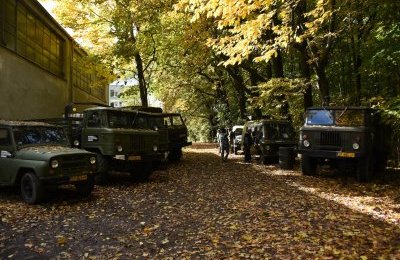 Wojskowe pojazdy, militaria i grochówka z kuchni 