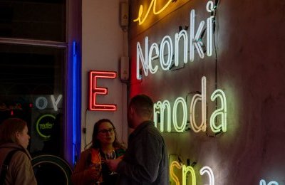 Wieczór w blasku neonów