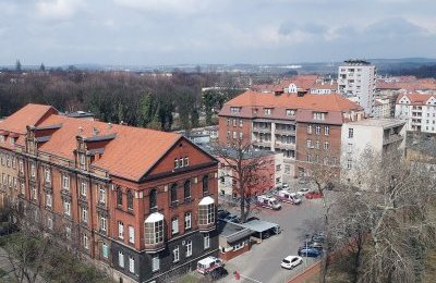 Szpital Specjalistyczny nr 1 w Bytomiu z dwoma cer