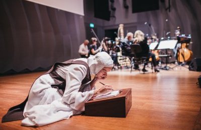 Teatr muzyczny na dziedzińcu sądu 