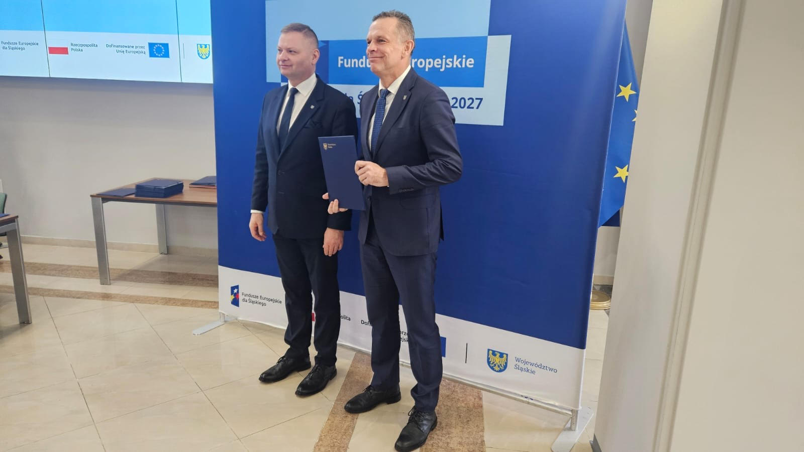 Z unijnego wspracia na realizację projektu społecznego skorzystają dwa bytomskie przedszkola Wiceprezydent Adam Fras odbierający list gratulacyjny w Urzędzie Marszałkowskim