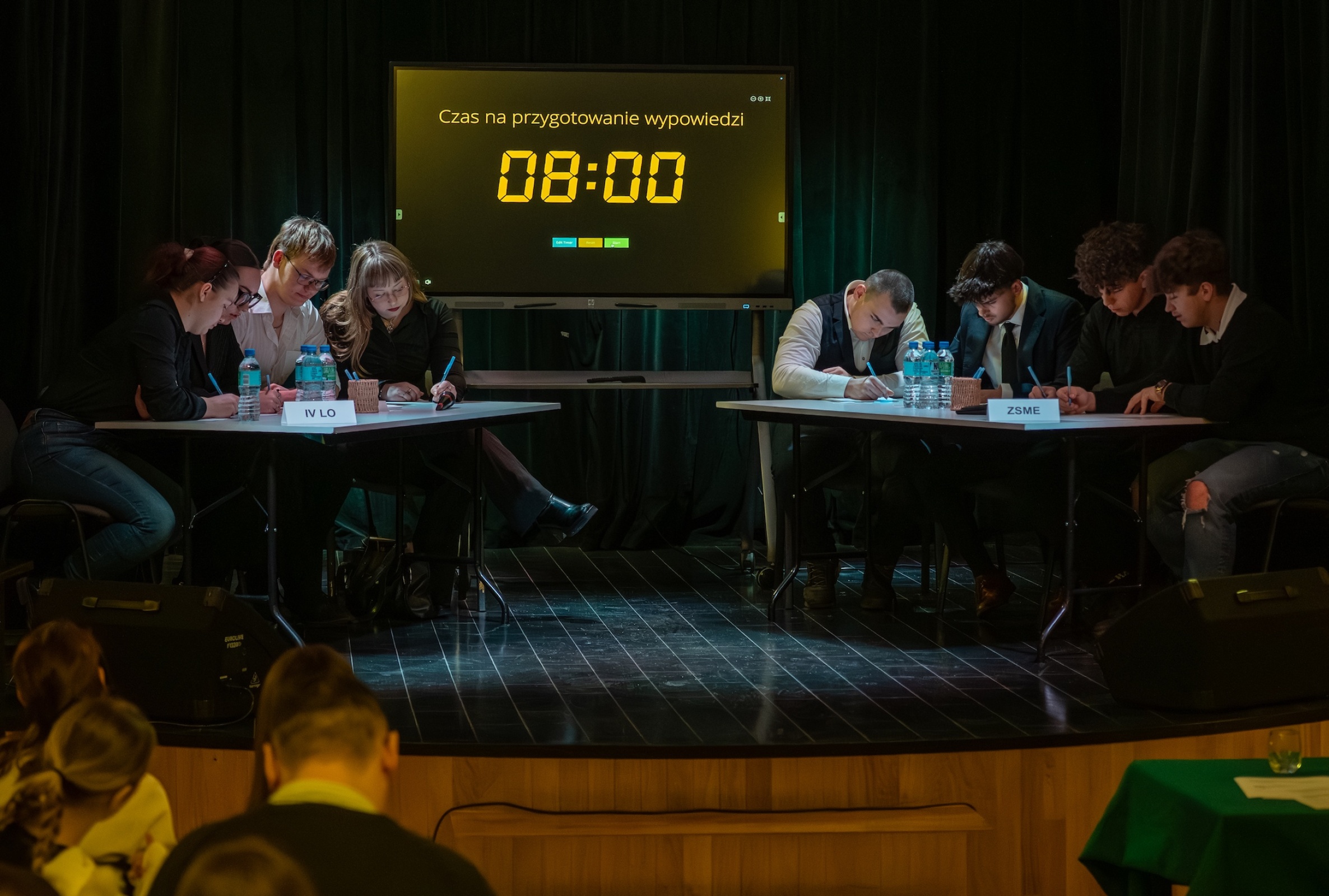 Drużyny podczas debaty Drużyny podczas debaty