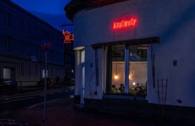 Neonowe akcenty na Piekarskiej 