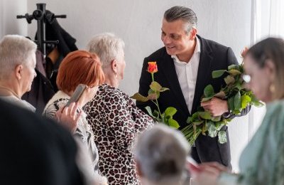 Prezydent z kwiatami u seniorek