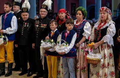 Poświęcili pokarmy w strojach ludowych
