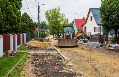 Na ulicy 8 Marca trwają prace przy budowie konstr