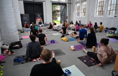 Joga w atelier pod suwnicą