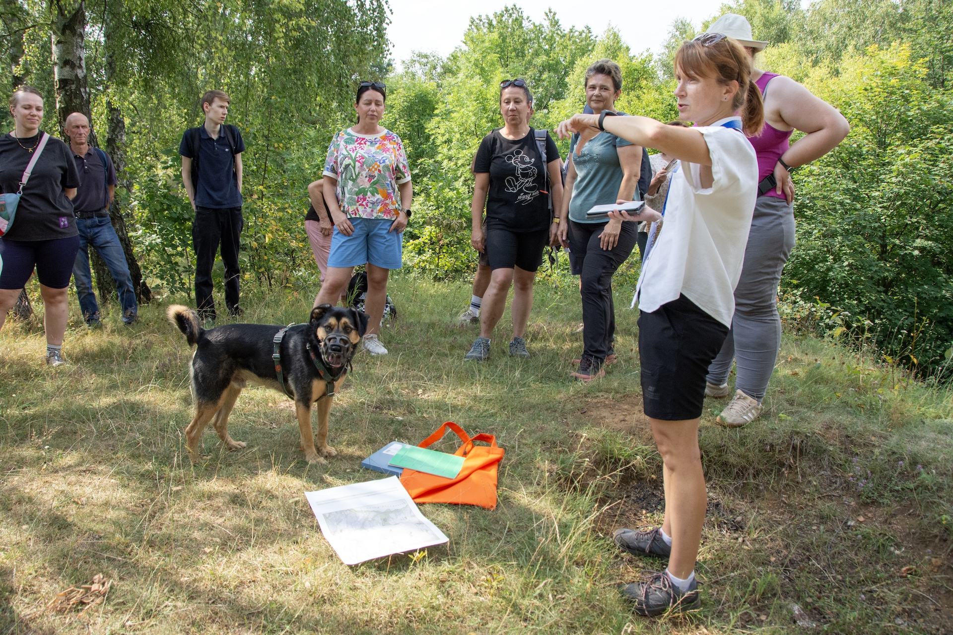 Spacer po Suchogórskim Labiryncie Skalnym poprowadziła Justyna Dziembała-Świrska Uczestnicy wycieczki z przewodniczką Justyną Dziembałą