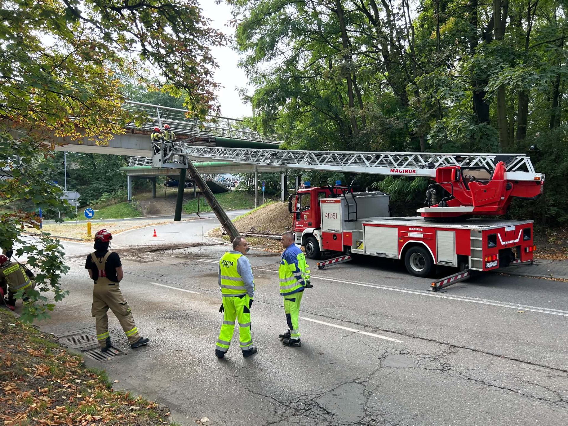 Na miejscu pracują już służby, aby usunąć oderwane elementy ozdobne kładki nad ul. Wrocławską Na miejscu pracują już służby, aby usunąć oderwane elementy ozdobne kładki nad ul. Wrocławską