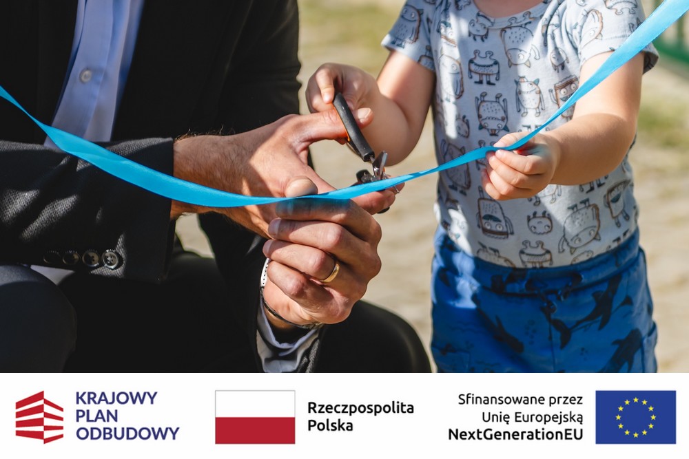 Logo Krajowy Plan Odbudowy, flaga Rzeczypospolitej Polskiej oraz Flaga Unii Europejskiej z napisem Sfinansowane przez Unię Europejską NextGenerationEU