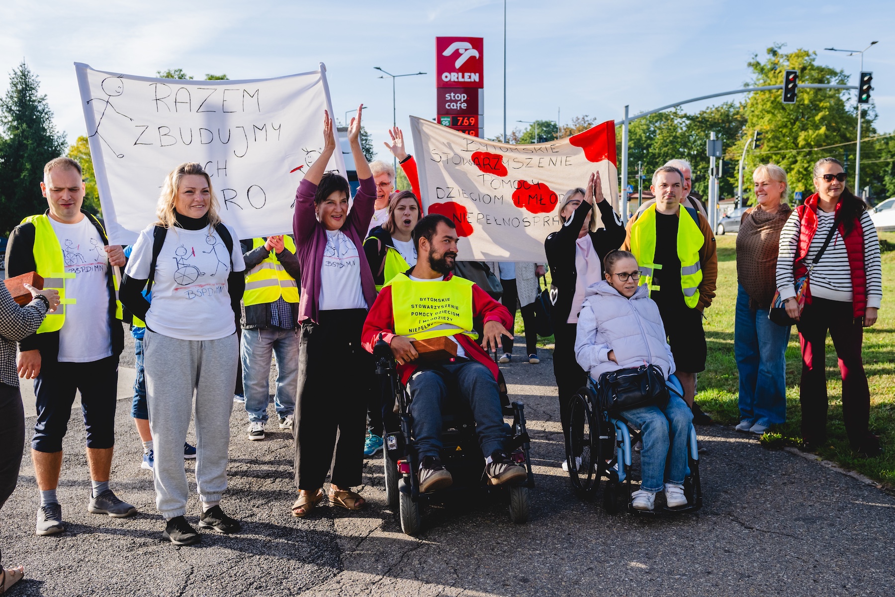 Charytatywna sztafeta przeszła z Bytomia do Częstochowy Uczestniczki i uczestnicy charytatywnej sztafety po dom całodobowego wsparcia