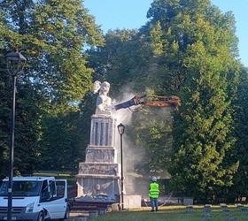 Pomnik na cmentarzu komunalnym rozebrany przez zł
