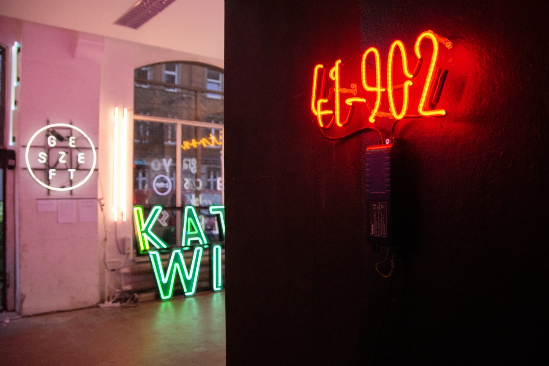 Neony w pracowni Fundacji Silesia Neon 