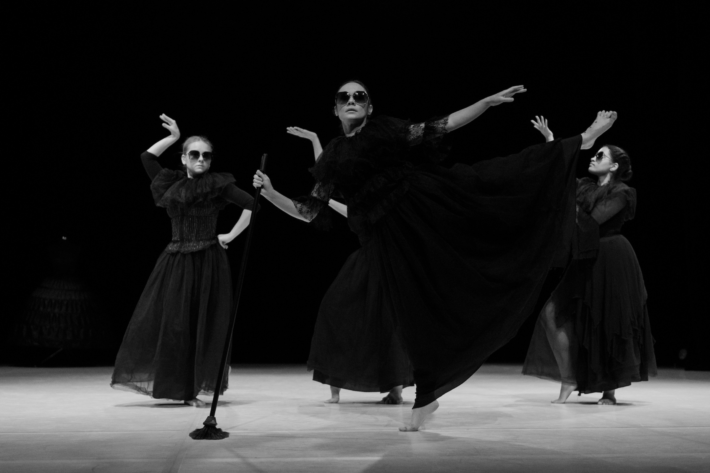 Choreografię do spektaklu "Płaczki" przygotowała Marta Kosieradzka Spektakl "Płaczki" na scenie Teatru Rozbark