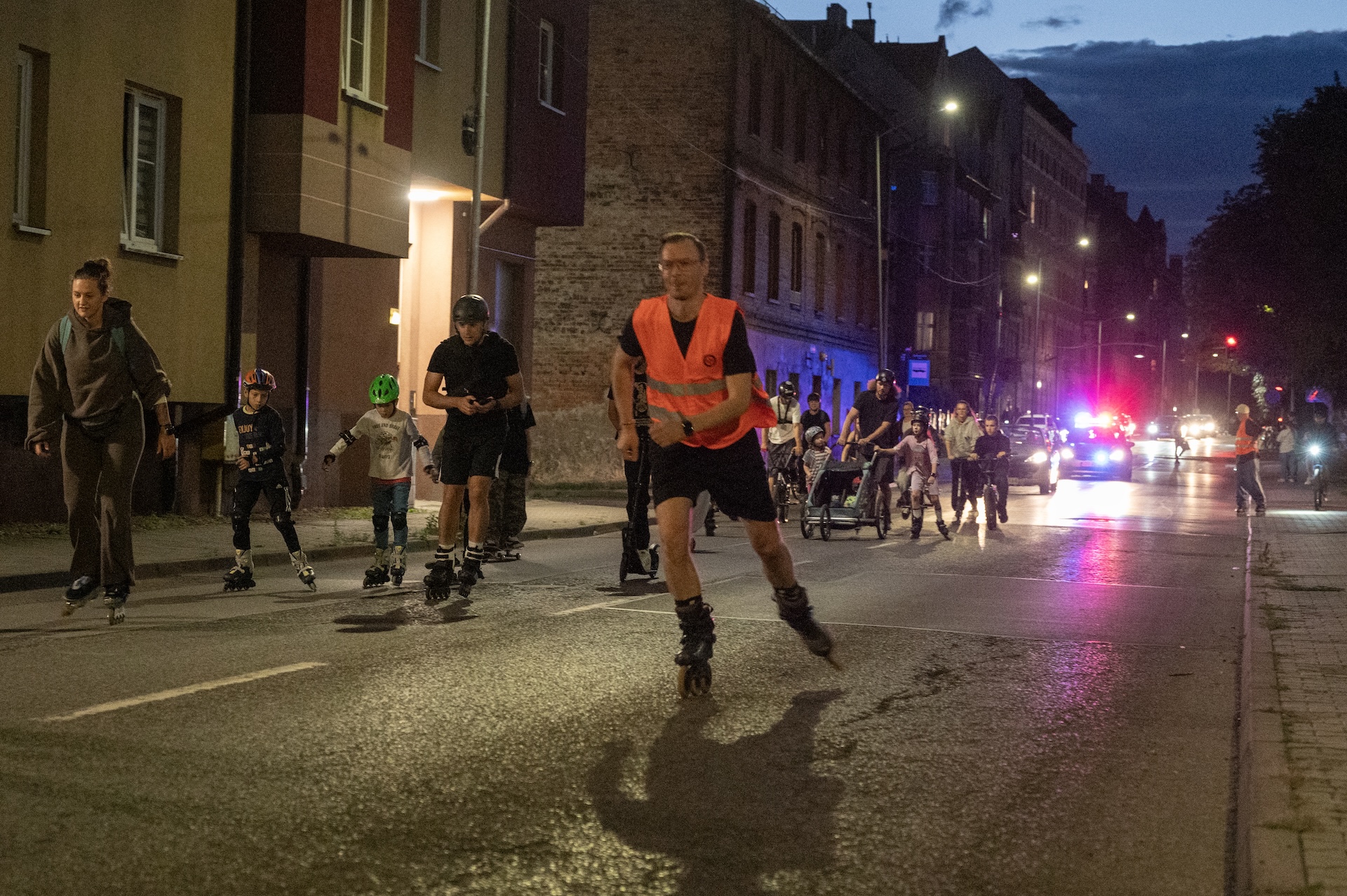 9 kilometrów miała pętla, którą w sobotę przejechali rolkarze Zdjęcie rolkarzy podczas nocnego przejazdu ulicami Bytomia