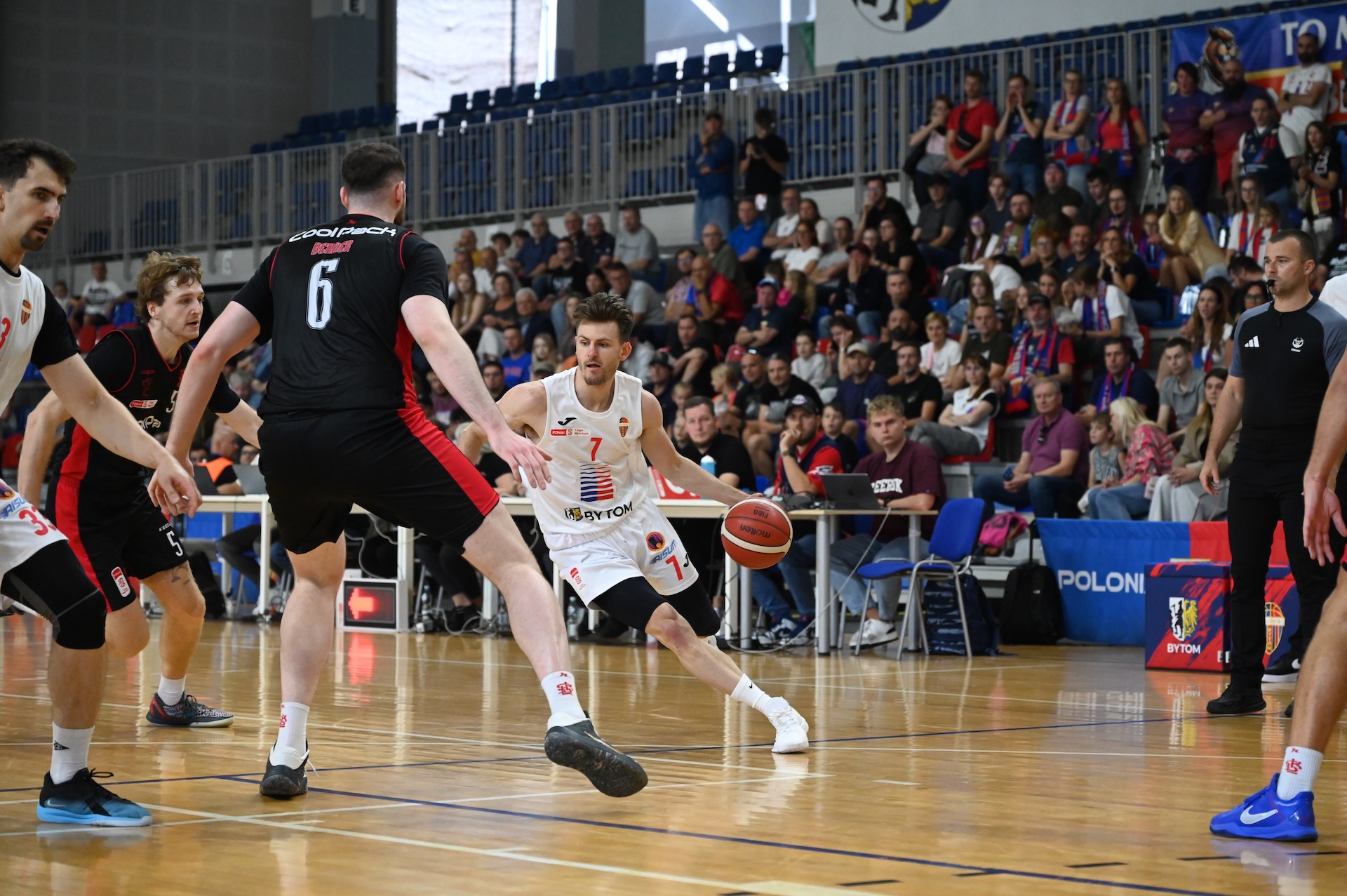 Podopieczni Mariusza Bacika, koszykarze Polonii Bytom przegrali w Hali na Skarpie z zespołem ŁKS Coolpack Łódź 72:86 Podopieczni Mariusza Bacika, koszykarze Polonii Bytom przegrali w Hali na Skarpie z zespołem ŁKS Coolpack Łódź 72:86
