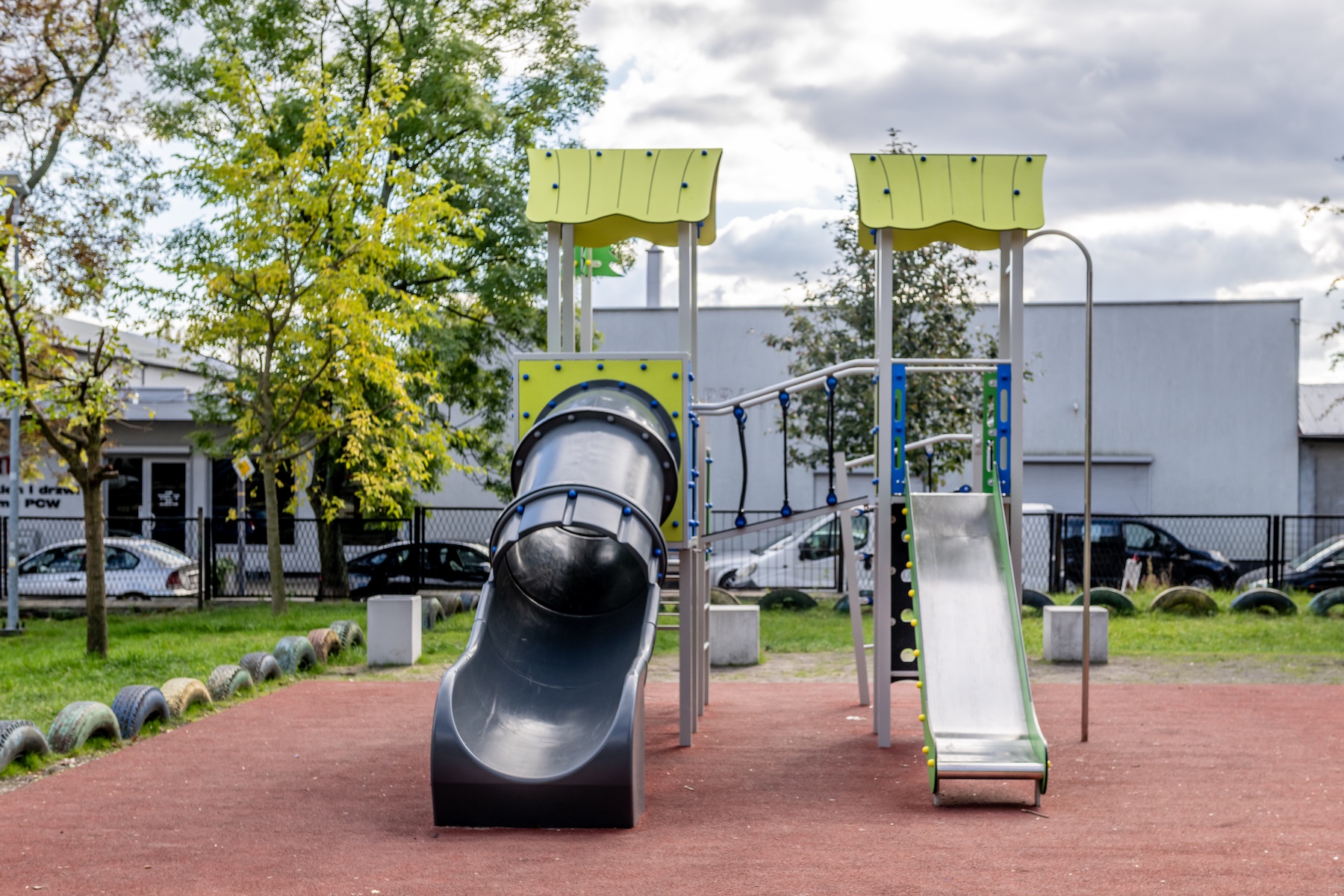 Plac zabaw na terenie Szkoły Podstawowej nr 36 jest już gotowy