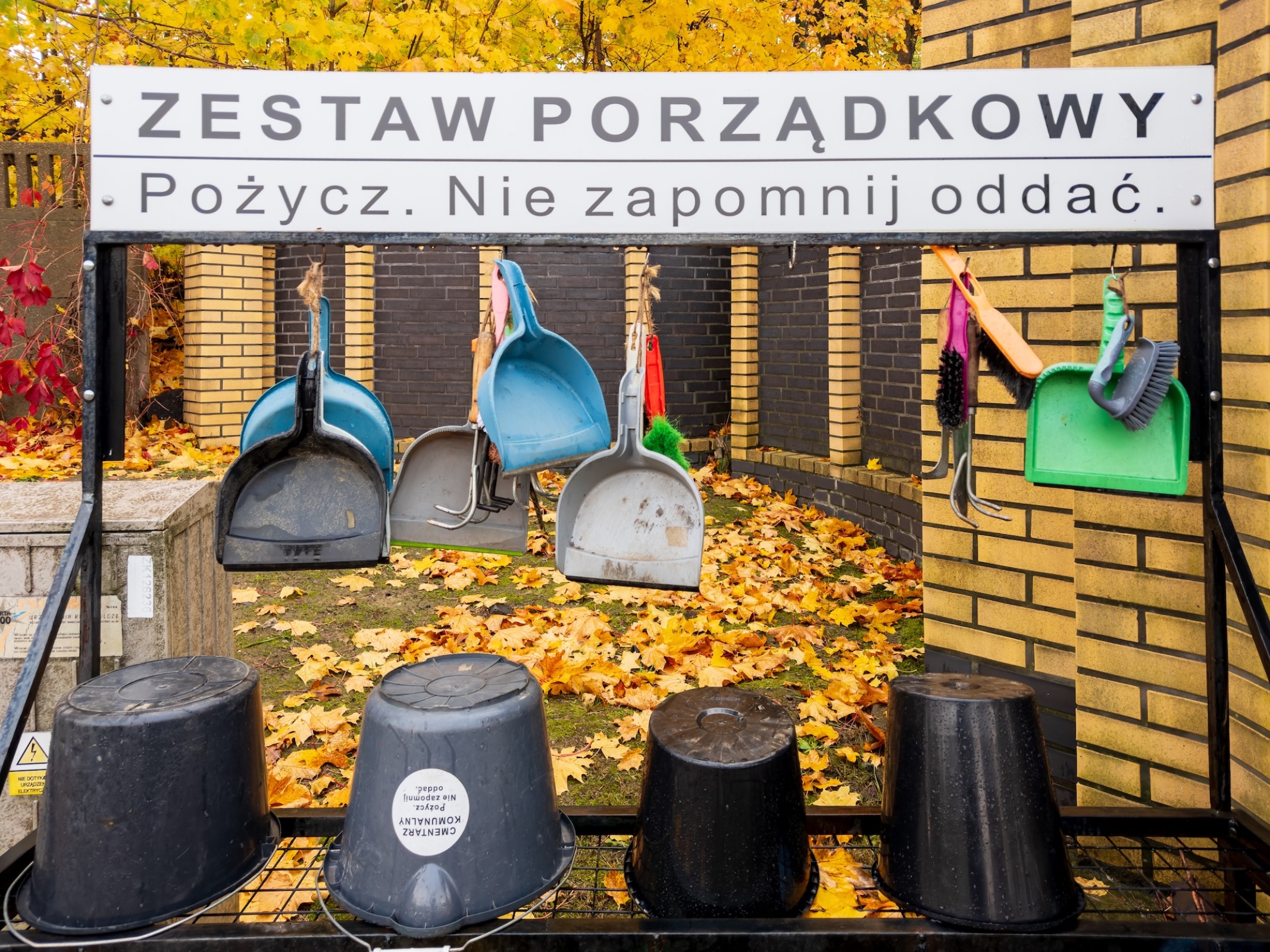 Zestawy do porządkowania grobów są dostepne na cmentarzu komunalnym Zestawy do porządkowania grobów