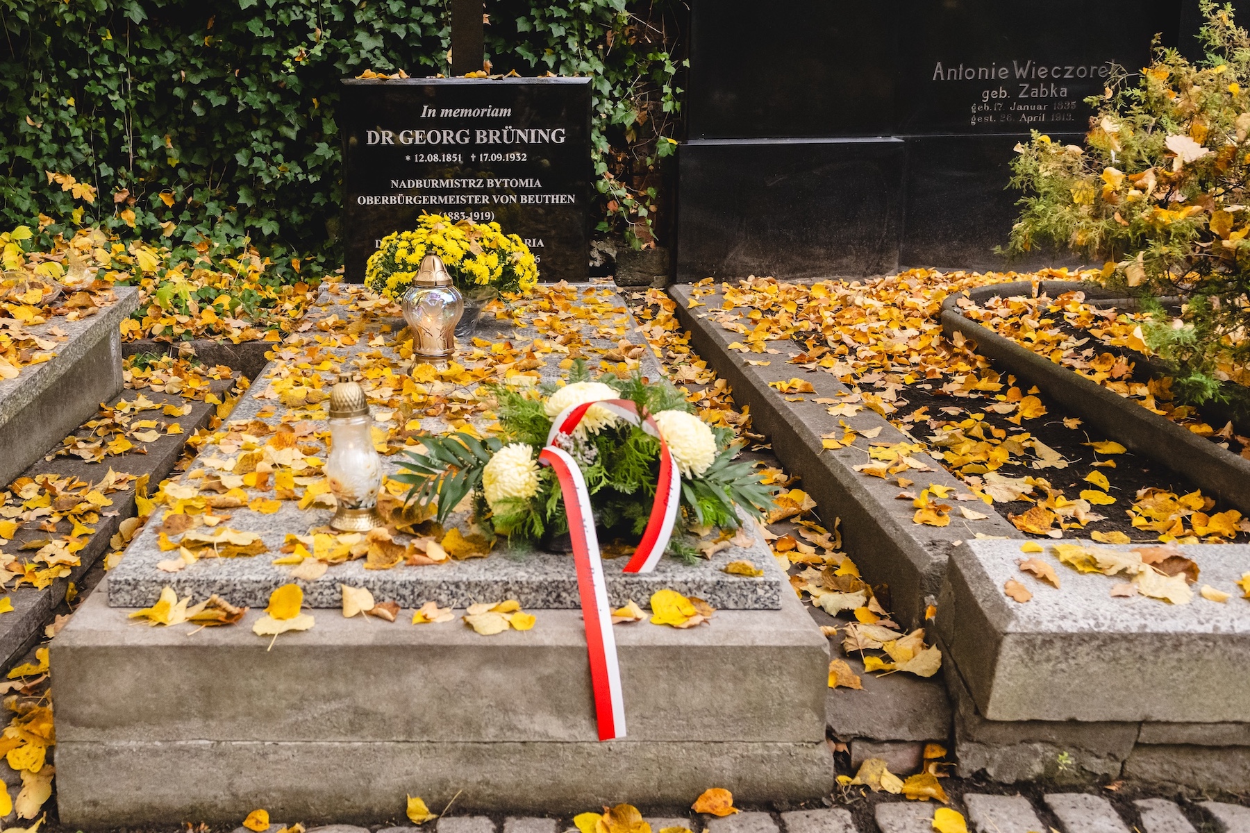 Pamięci tych, którzy odeszli - przedstawiciele władz miasta odwiedzili groby byłych włodarzy naszego miasta