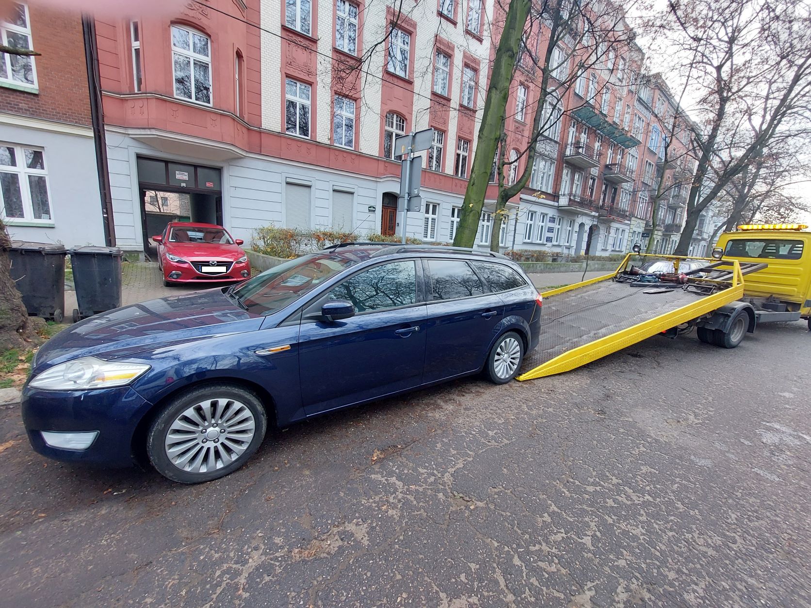Odholowanie auta blokującego bramę wyjazdową przy ul. Chrobrego