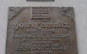 Tablica poświęcona Hotelowi Lomnitz - fot. Tomasz Sanecki.JPG