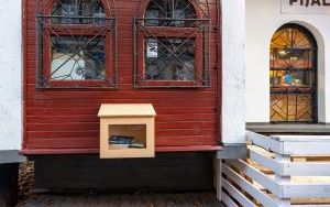 W mieście zamontowano sześć karmników literackich. (2)